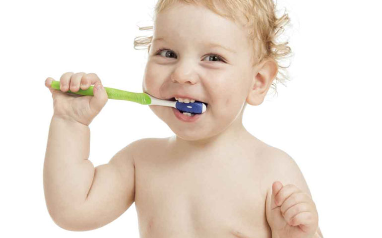 El cuidado de la higiene bucal de los bebés debe empezar desde su nacimiento
